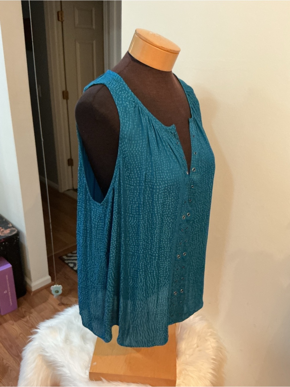 Jennifer Lopez Embellished Mixed Metal Grommet Shell Tank Top NWT XXL - Picture 3 of 12